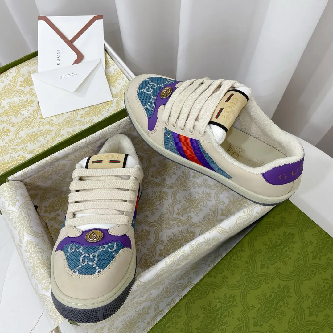 Ex-factory price: 540💰 GUCCI Gucci's newly upgraded back cover lining, top-notch old dirty shoes, classic casual sports shoes for couples, retro sneakers and old G family dirty shoes, updated at the counter simultaneously! ①The shoe upper has the same water-based edge coating process as the original version⚠️The ordinary oil edges on the market have a strong glue feel and are easy to fall off! Grade A first-layer nubuck leather (with pores)/matching computer embroidered double G cloth, high-density terry velvet lining. ② A PVC transparent small round mark sealing line is added to the details of the midsole. The mold is opened six times and the jewelry craftsmanship is used to customize the two-color double G buckle, striving to be the same as the original version. A pair of buttons is more than three times more expensive than ordinary buckles on the market. ③An old two-color washable label, the chip is placed on the outer waist of the right foot, the entire shoe is completely hollowed out with rubber technology, TUP material (rubber to distinguish the market) with the latest green packaging from the counter, 3D printed handbag, and a pair of shoelaces. There is no pressure when entering and exiting the counter. You can buy a 1:1 accurate replica of the original version and modify and upgrade it repeatedly. The details are perfectly restored, the materials are all customized, and they are truly top-notch. Please look at the details clearly to identify the quality. Upper: First-layer frosted cowhide/embroidered double G cloth. Lining: original high-density velvet lining. Foot pads: original pearlescent sheepskin. Outsole: private molded vacuum TPU material. Packaging: original top-grade full set packaging at the counter. Shoe size: women's size 35-40, men's size 39-44 (men's size 38, 45🉑️customized, non-returnable)